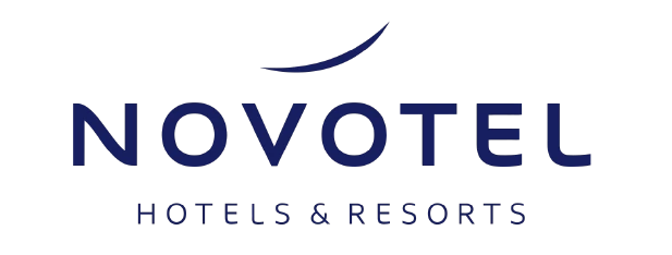 Logo Novotel menampilkan nama merek dengan huruf tebal berwarna biru, diakhiri dengan tulisan